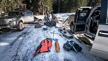 The crew getting their sleds loaded