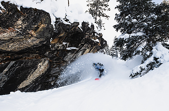 Zeppelin Zeerip shredding powder on the Grand Teton mountains