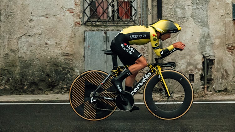 Simon Yates using the Aerohead II helmet in action at Giro d'Italia